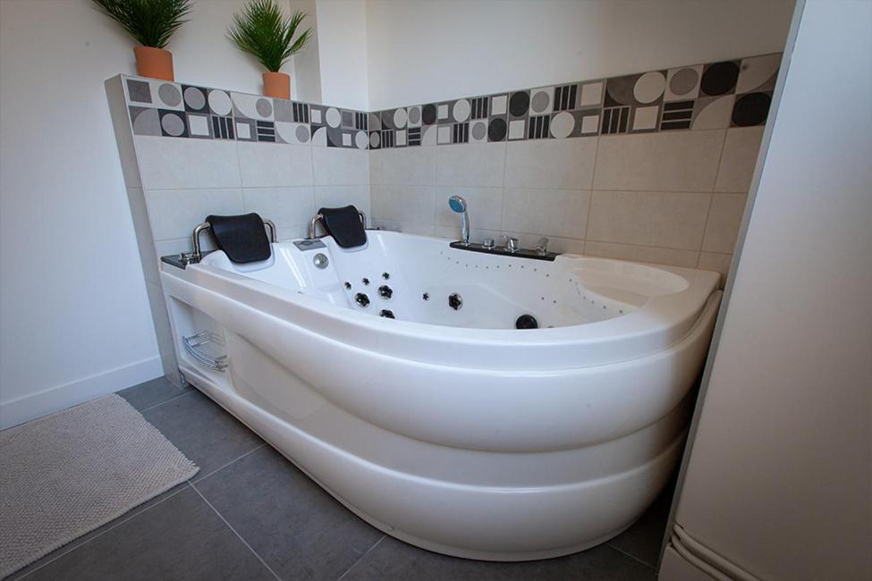 Confidences Escale A Brissac Bed & Breakfast Ngoại thất bức ảnh